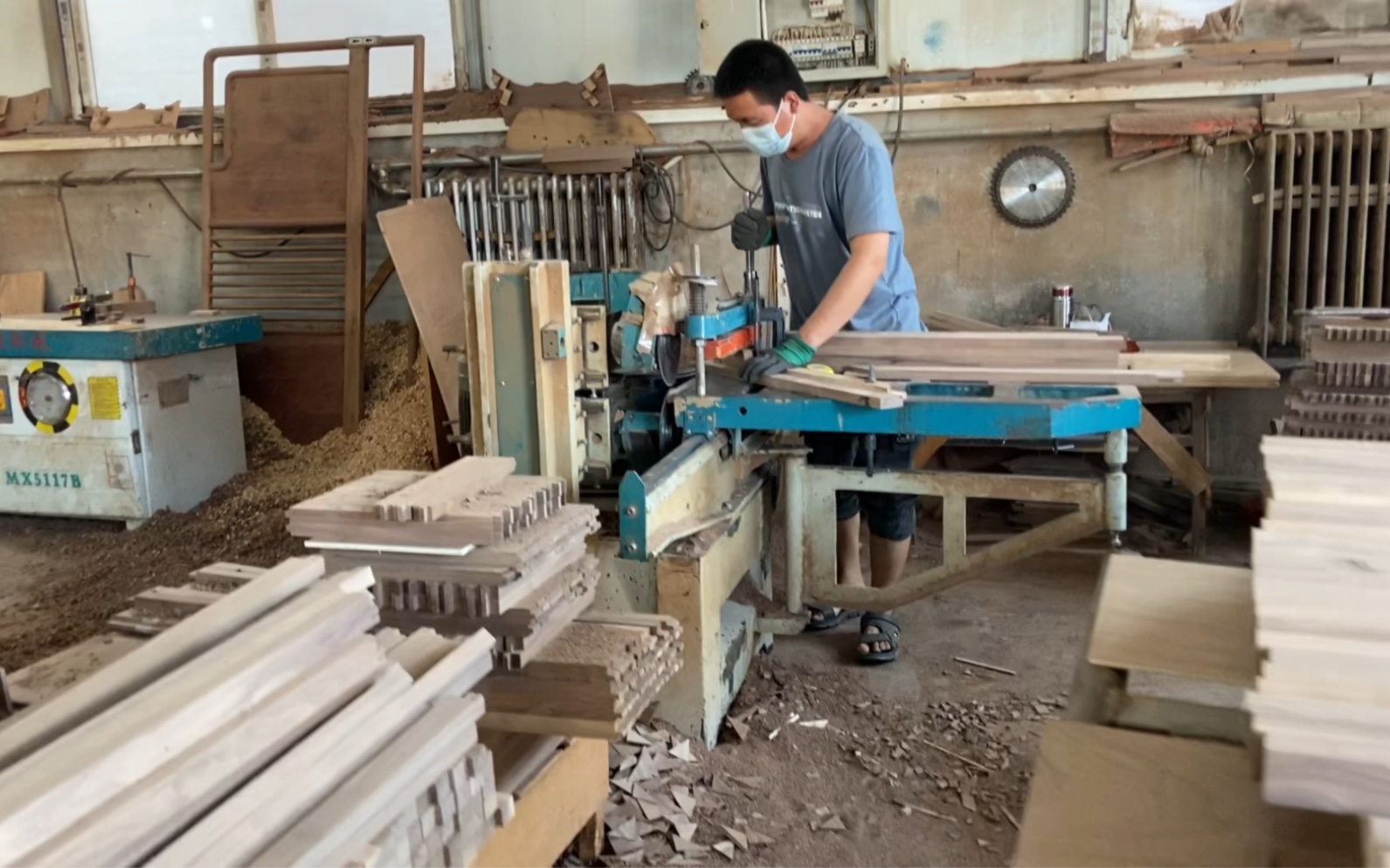 實木開榫,有人認識這是什么榫嗎?#榫卯結構 #實木家具工廠 #黑胡桃家