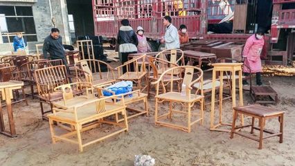這個地方,村村生產家具,一把實木椅子賣100元,到城市后值千元
